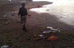 کودکان؛ ساحل دریای ساری؛ زباله