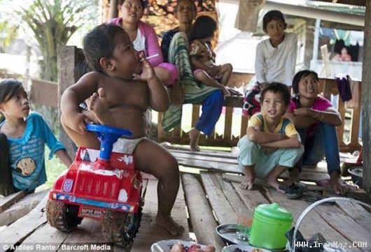 کودک ۲ ساله اندونزیایی که روزی ۴۰ نخ سیگار می کشد! + تصاویر