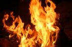 یک جوان اعضای خانواده اش را مقابل یک اداره به آتش کشید!