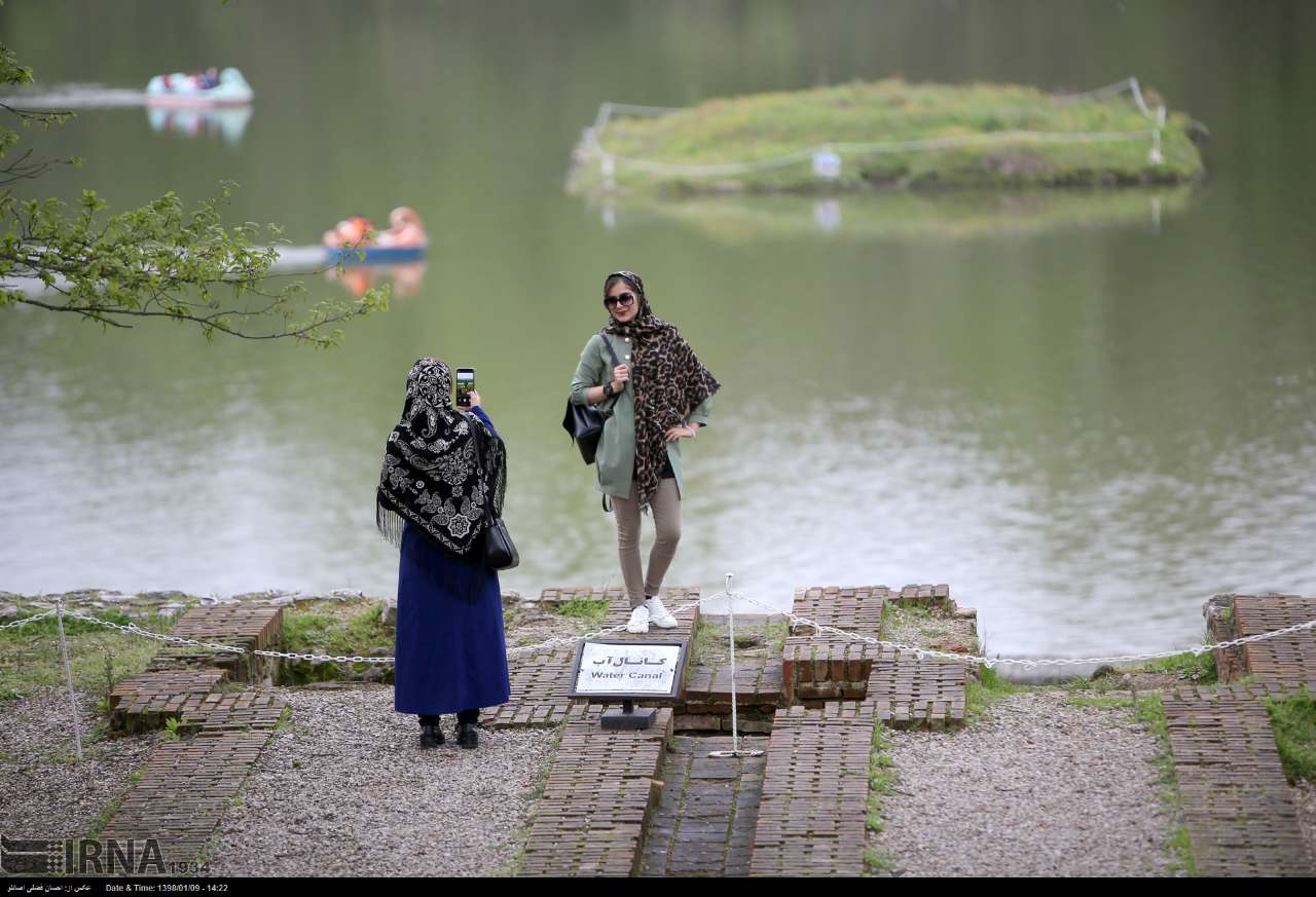 استقبال گردشگران نوروزی از پرآب شدن دریاچه عباس آباد بهشهر / تصاویر