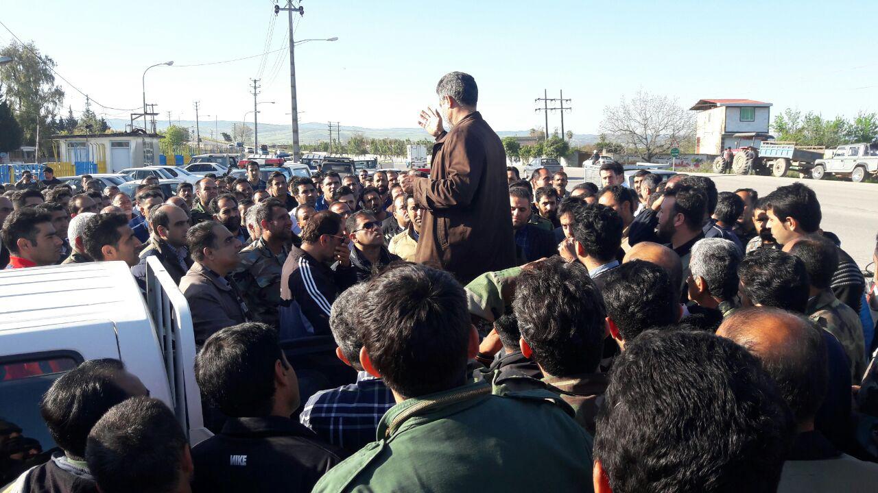 تجمع کارگران معترض در مقابل شرکت نکا چوب شهرستان میاندورود