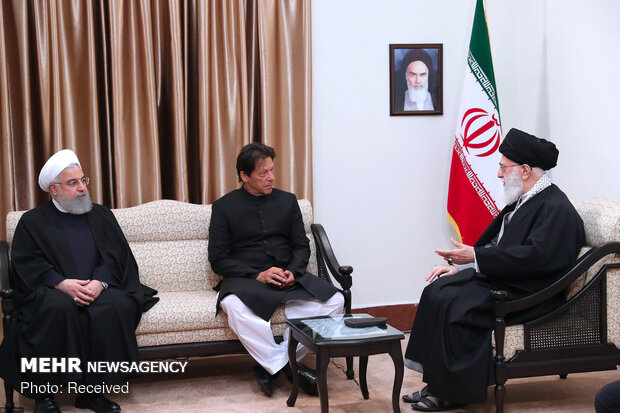 تاکید رهبری بر تقویت روابط میان ایران و پاکستان