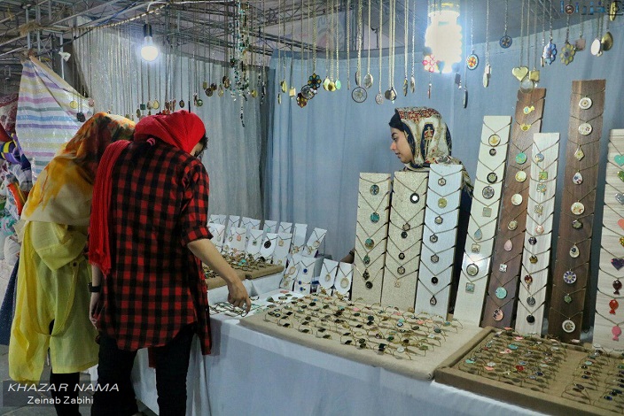 نمایشگاه تابستانی صنایع دستی و سوغات در جزیره پارک ملل ساری