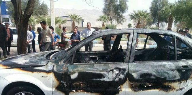 فرد معترض خودروی خود را مقابل دادگستری مازندران آتش زد