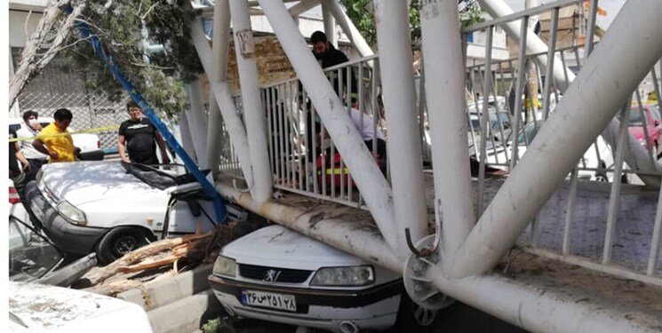 سقوط پل عابر پیاده بر روی خودروها + عکس