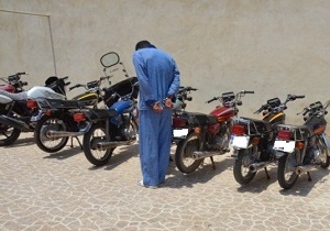 دزد موتورسیکلت ها در نکا به دام افتاد