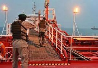 مقابله نیروی دریایی سپاه با دزدی آمریکایی ها از نفتکش ایرانی