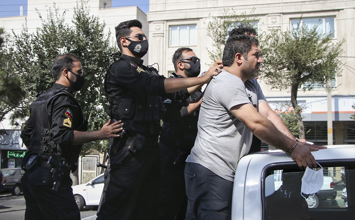 دستگیری ۱۱ اراذل قمه به دست در ساری