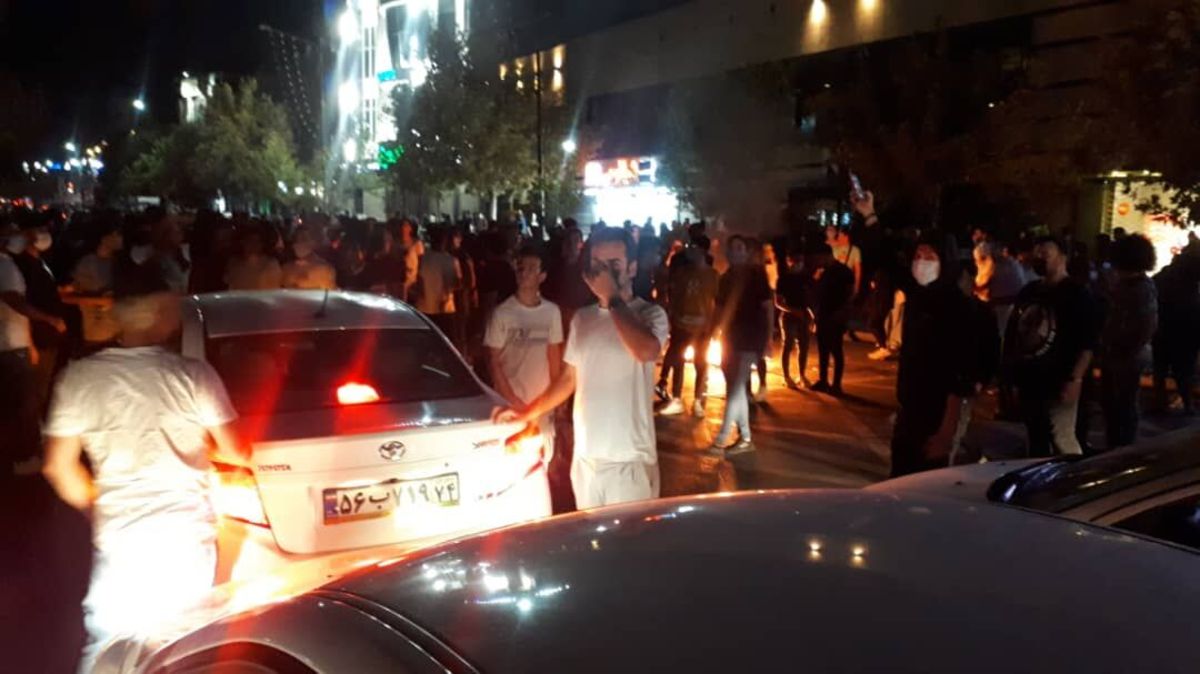 آتش زدن پلیس در مشهد به بهانه اعتراض !