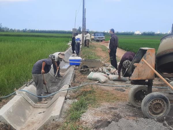 احداث کانال انتقال آب بتنی در مزارع گلوگاه