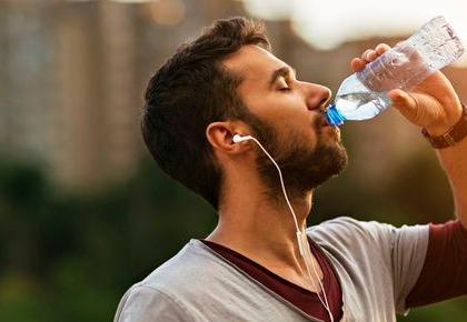 چرا نوشیدن آب برای بدن مهم است؟